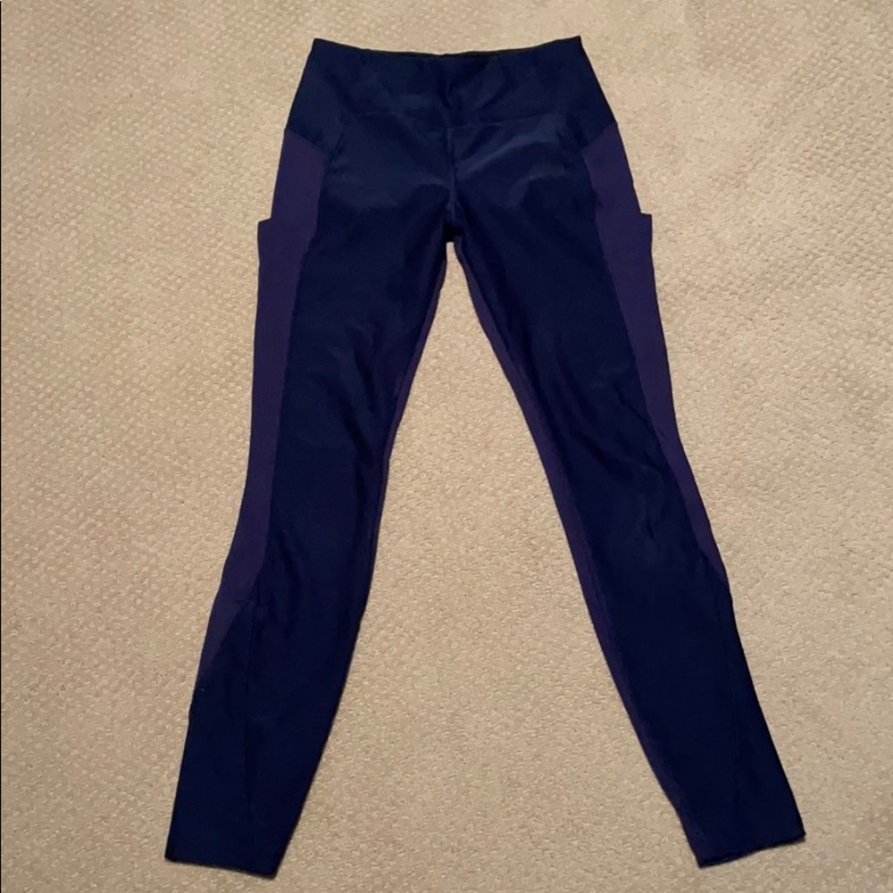 navy blue Lululemon leggings